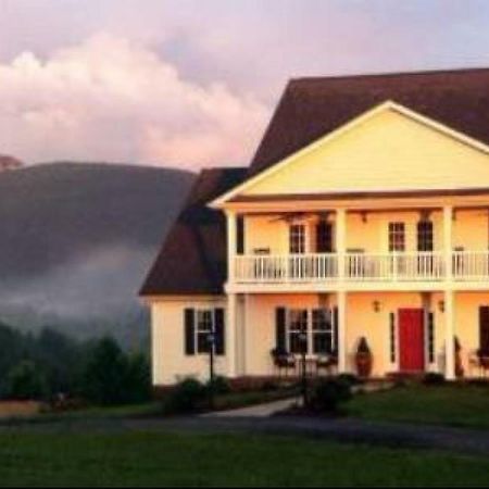 อ ไมตี โอค บี แอนด์ บี Bed & Breakfast Pilot Mountain ภายนอก รูปภาพ