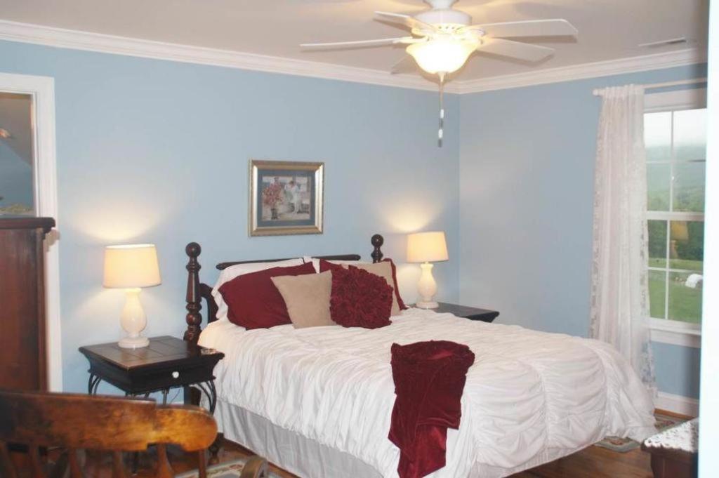อ ไมตี โอค บี แอนด์ บี Bed & Breakfast Pilot Mountain ภายนอก รูปภาพ