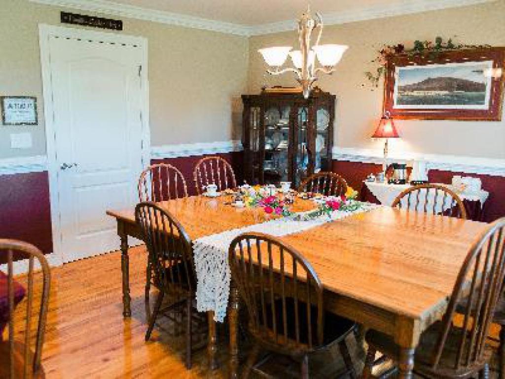 อ ไมตี โอค บี แอนด์ บี Bed & Breakfast Pilot Mountain ภายนอก รูปภาพ