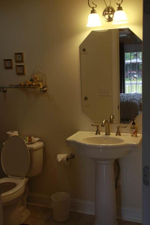 อ ไมตี โอค บี แอนด์ บี Bed & Breakfast Pilot Mountain ภายนอก รูปภาพ