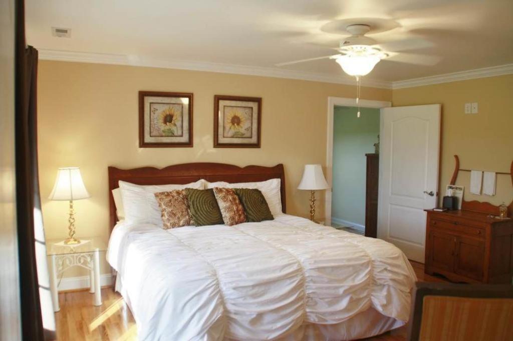 อ ไมตี โอค บี แอนด์ บี Bed & Breakfast Pilot Mountain ภายนอก รูปภาพ